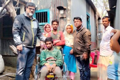হুইল চেয়ার পেয়ে আনন্দে আত্মহারা প্রতিবন্ধী রমজান