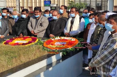 প্রথম শহীদ বুদ্ধিজীবীর সমাধিতে রবীন্দ্র বিশ্ববিদ্যালয়ের ভিসির শ্রদ্ধাজ্ঞাপন