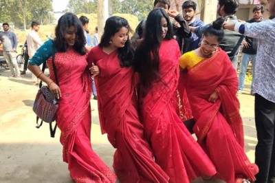 রবীন্দ্র বিশ্ববিদ্যালয়ে মিষ্টি বিতরণ ও নেচে গেয়ে শিক্ষার্থীদের আনন্দ উল্লাস