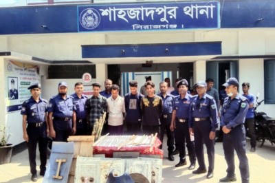 শাহজাদপুরে শতাধিক দেশীয় অস্ত্রসহ আটক ৪