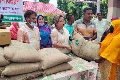 শাহজাদপুরে সার বীজ ও কৃষি সরঞ্জামাদি বিতরণ করলেন স্থানীয় এমপি মেরিনা জাহান কবিতা