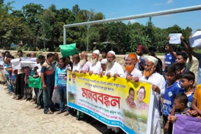 শাহজাদপুরে শতবর্ষী খেলার মাঠ রক্ষায় গ্রামবাসীর মানববন্ধন