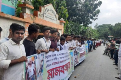 শাহজাদপুরে শিক্ষকের উপর সন্ত্রাসী হামলার প্রতিবাদে ছাত্র-ছাত্রীদের বিক্ষোভ ও মানববন্ধন