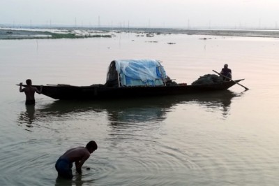 বিলে নৌকা ভর্তি চায়না দুয়ারি! অভিযান চালাবেন কয়েকদিন পরে : মৎস্য কর্মকর্তা