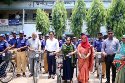 শাহজাদপুরে গ্রাম পুলিশের মাঝে সাইকেল বিতরণ