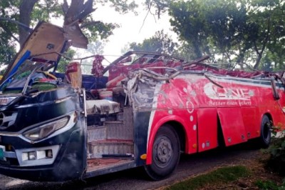 শাহজাদপুরে নিয়ন্ত্রণ হারিয়ে গাছের সঙ্গে বাসের ধাক্কা! নিহত ১