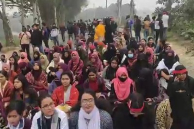 স্থায়ী ক্যাম্পাসের দাবীতে রবীন্দ্র বিশ্ববিদ্যালয় শিক্ষার্থীদের বিক্ষোভ অব্যাহত : মহাসড়ক অবরোধ