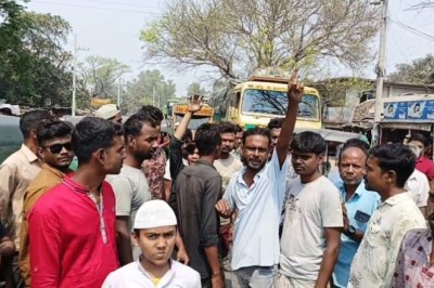 শাহজাদপুরে সিএনজি শ্রমিককে মারপিটের ঘটনায় মহাসড়ক অবরোধ