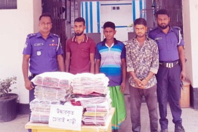 শাহজাদপুরে চুরি হওয়া শাড়িসহ গ্রেফতার ৪